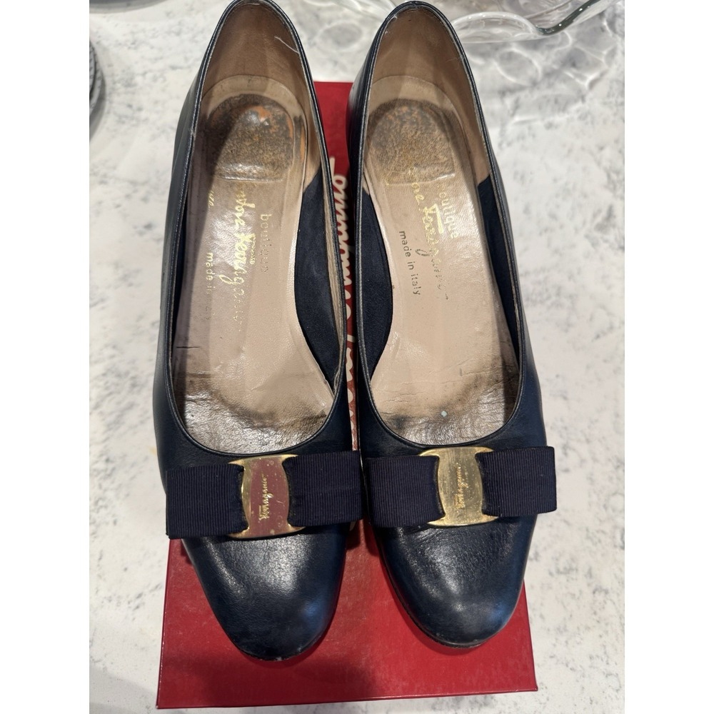 VINTAGE Salvatore Ferragamo Boutique Vara Navy Pumps with Bow Detailing - Size 8